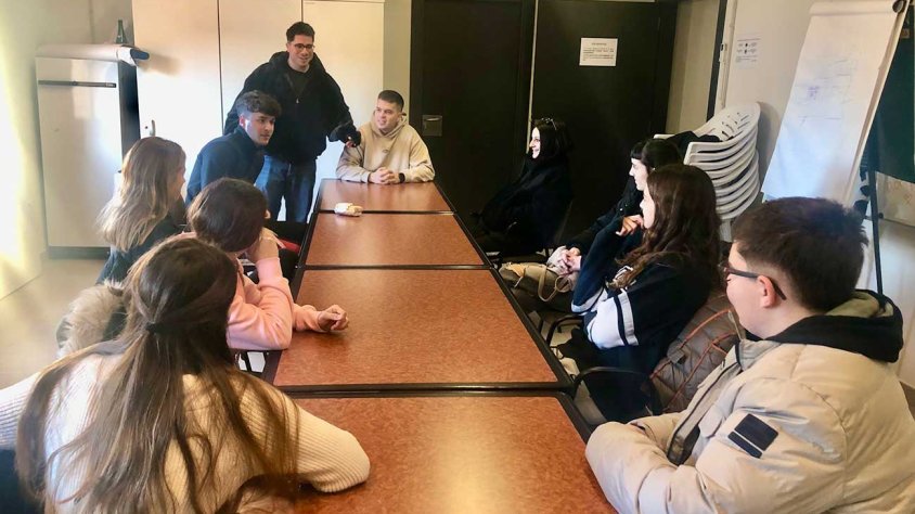 Un representant de la Comissió de Joves va presentar l’entitat als joves participants en el camp de treball dimarts passat