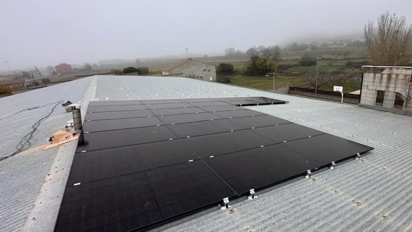 Imatge dels panells solars instal·lats a la teulada del poliesportiu