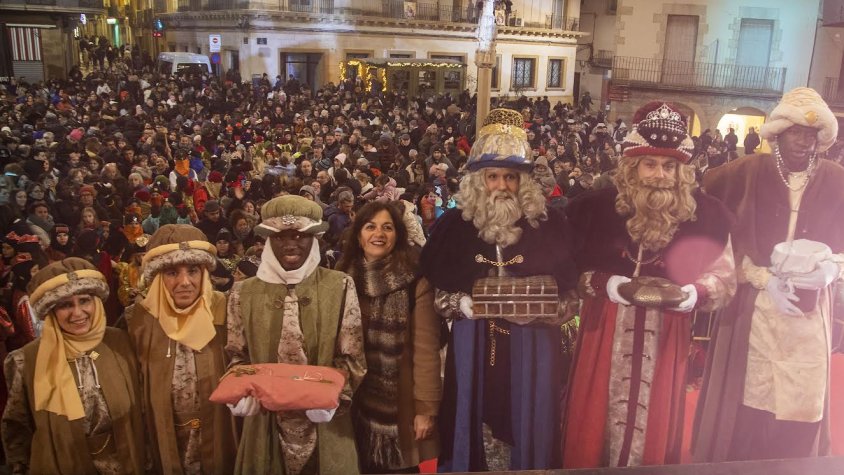 Els Reis d'Orient amb l'alcaldessa i el patge Kassam a la plaça Major