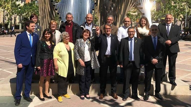 Membres de la llista de Junts per Tàrrega es van fotografiar amb Mas al monument als Països Catalans