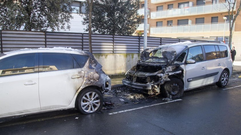 Imatge dels dos vehicles calcinats parcialment