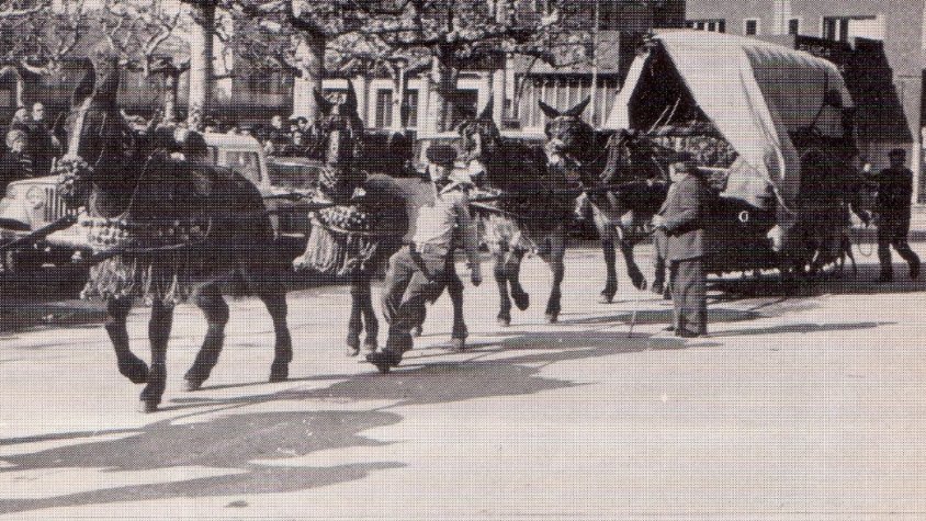 El carruatge de Josep Maria Solé (Cal Vilavert) desfilant als Tres Tombs de l'any 1975