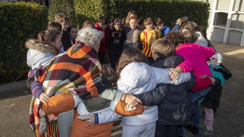 El taller va acabar al cementiri amb una abraçada conjunta