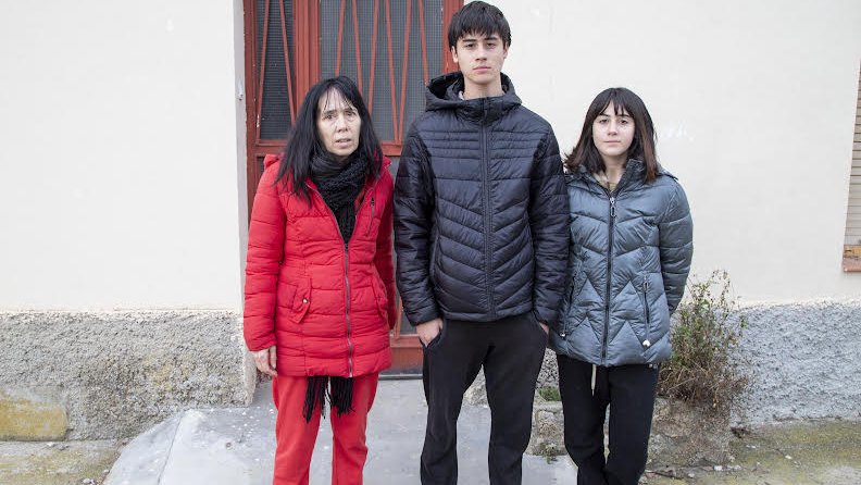 Tres dels quatre membres de la família davant de la casa on viuen des de finals del 2021
