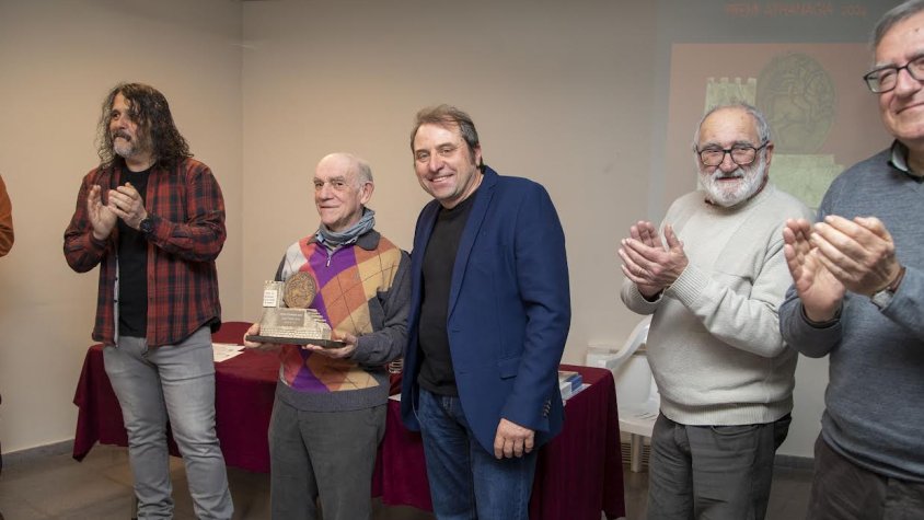 El lliurament del guardó a Jaume Torres de la mà del president del GRTP, Miquel Torres