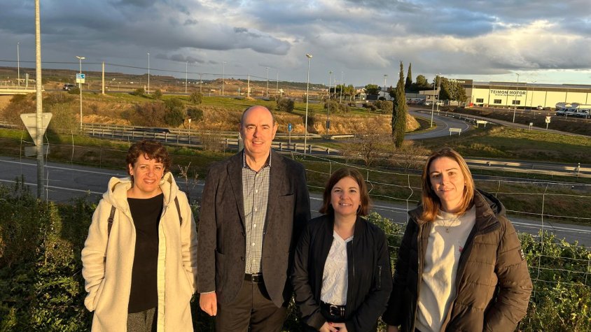 Ester Guarné, Jordi Ignasi Vidal, Sara Bailac i Marta Macià davant l'accés a l'A-2 des de la carretera C-53