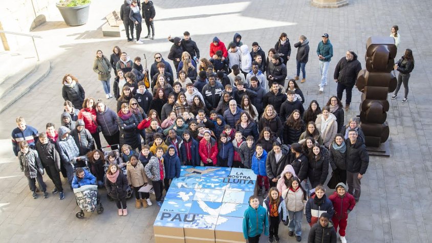 Foto de grup dels participants amb el trencaclosques