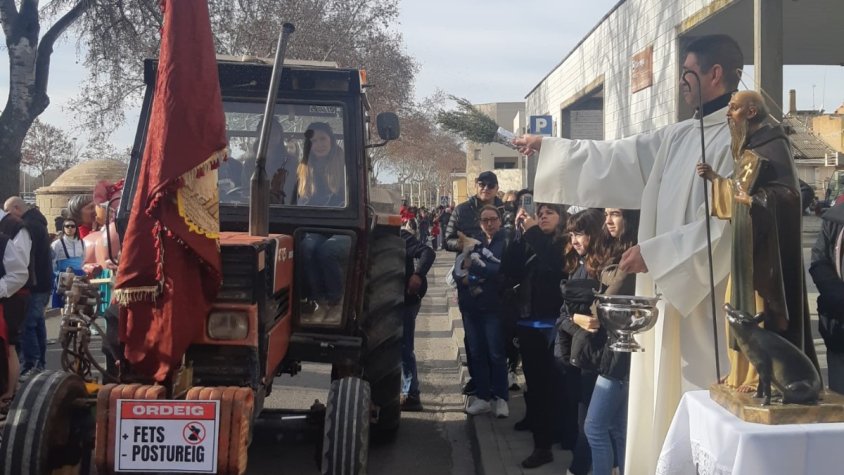La benedicció al carrer Migdia en la celebració dels Tres Tombs del 2025