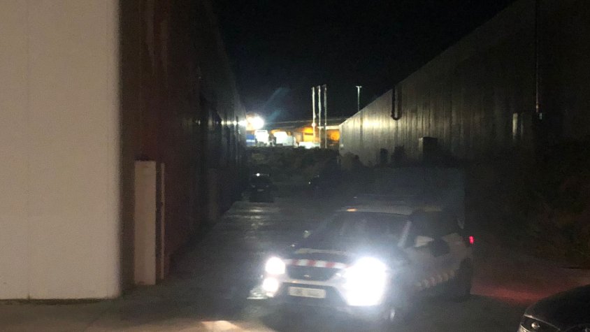 Un cotxe patrulla dels Mossos custodiant la nau dimarts