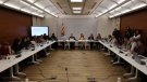 Educació planteja prohibir l'ús del mòbil a l'aula a totes les etapes i restringir les pantalles a infantil