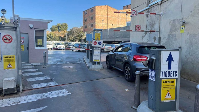 Cartell anunciant els obres al pàrquing municipal