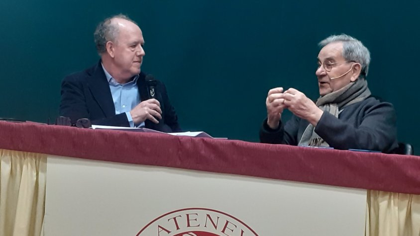 Josep Minguell i Lluís Foix conversant sobre el llibre 'La força de les arrels'