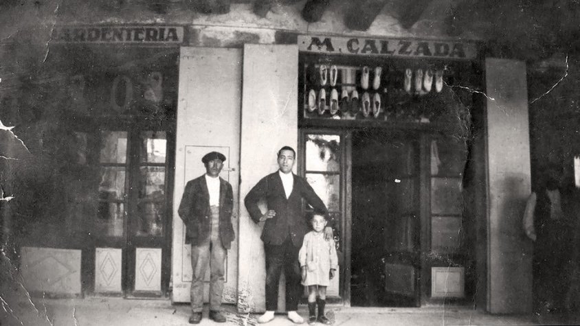 Imatge de l'espardenyeria de la família Calzada, a Santa Coloma de Queralt als anys 1930