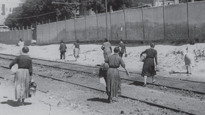 El mercat negre de l'estraperlo creuant les vies