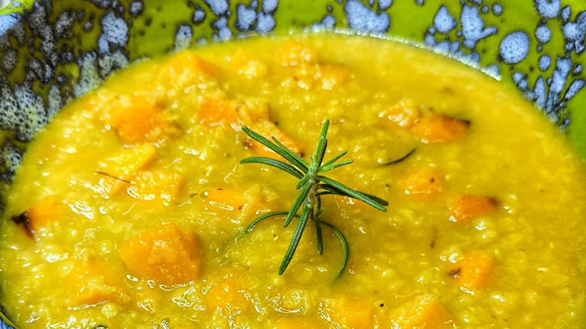 Sopa de llenties vermelles amb carabassa i romaní