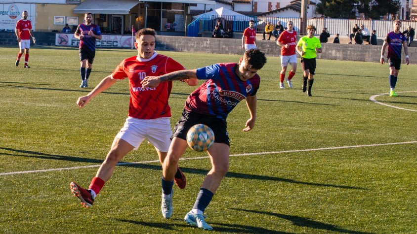 El blaugrana Sebas controla la pilota davant d'un contrari