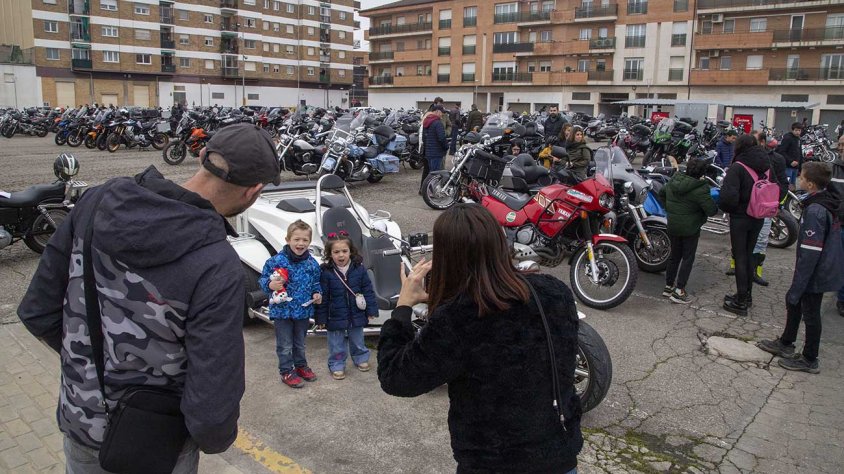 Visitants fotografiant-se amb les motos participants a la trobada de Motorrons