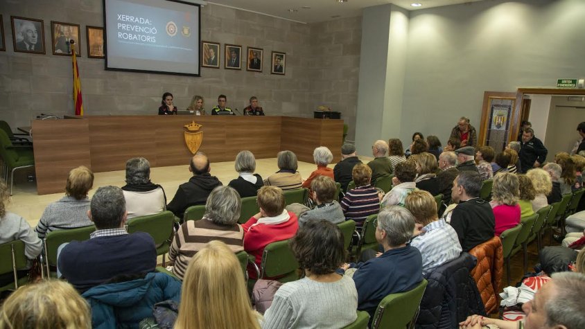 La sala de plens es va quedar petita