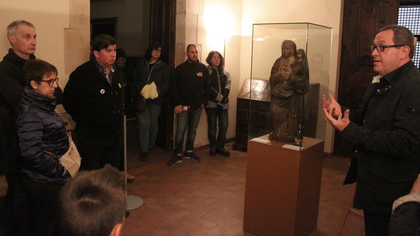 Jaume Espinagosa, director dels museus targarins, parlant als visitants que va rebrer el Museu de l'Urgell la Nit dels Museus