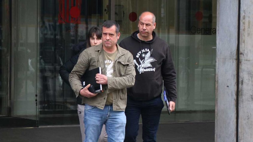 Sortida dels membres del Gremi de la Pagesia de la reunió a la seu del Departament d'Agricultura