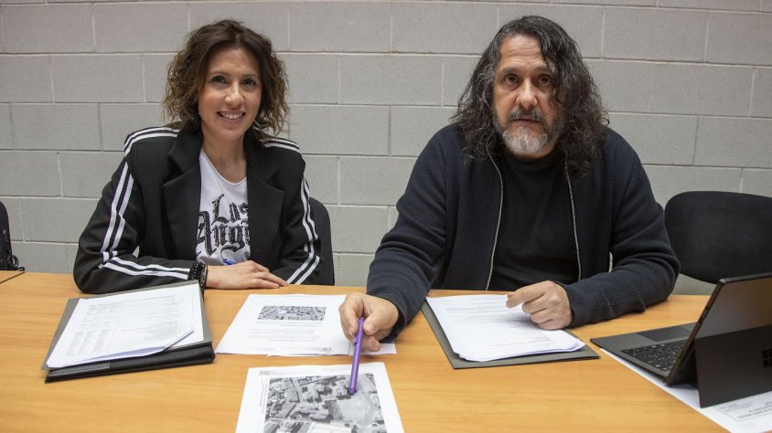 L'alcalde, Jordi Estiarte, i la regidora Imma Oliva mostrant els terrenys cedits a la Generalitat