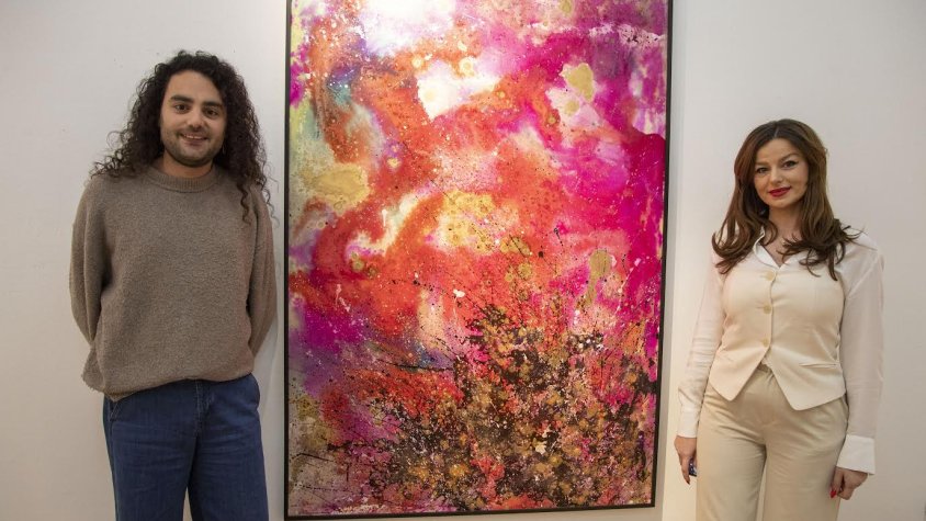 L'artista i el regidor de Cultura amb una de les obres