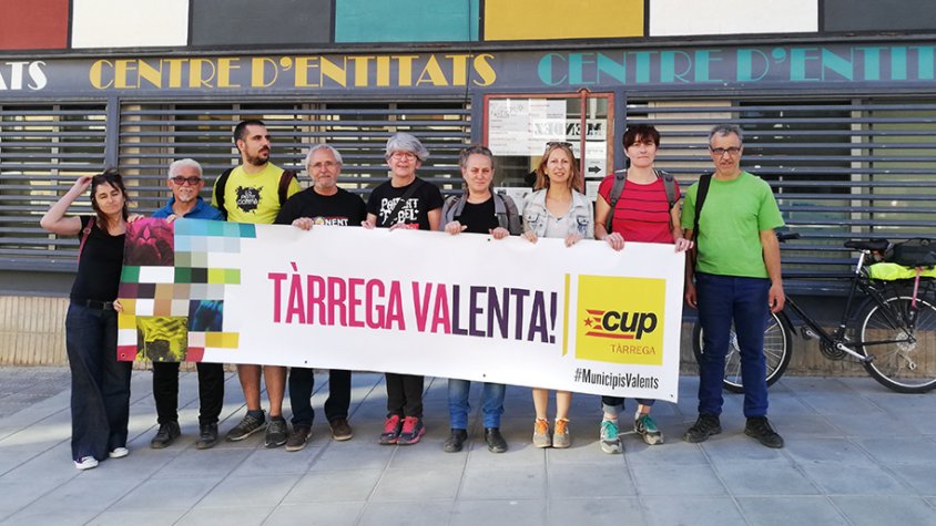 Membres de la candidatura cupaire davant el Centre d'Entitats