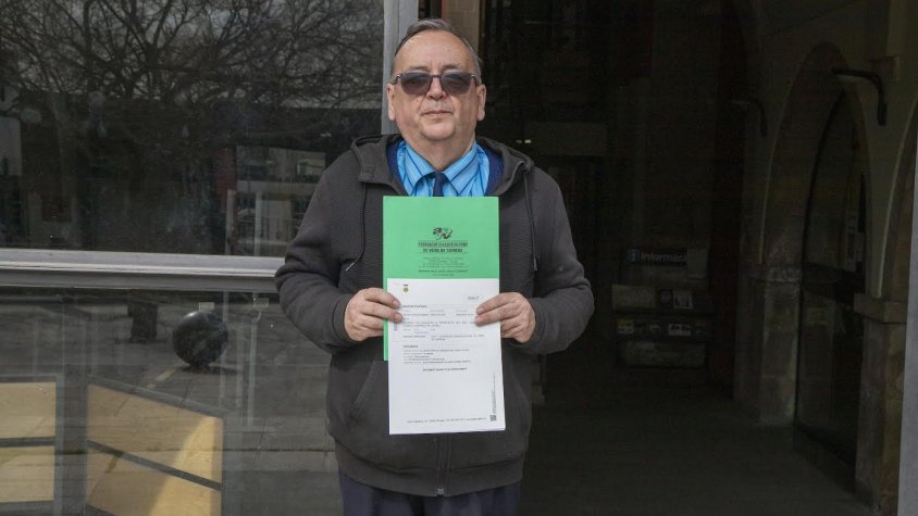 Joan Pujal mostrant les al·legacions al pressupost en una imatge d'arxiu