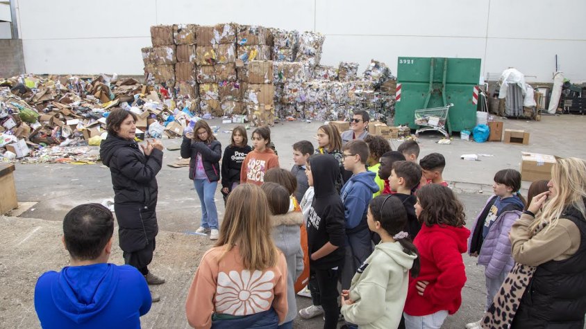 Visita a escolars a la deixalleria i a les instal·lacions de Cartaes en el mac de la Setmana de la Prevenció de Residus