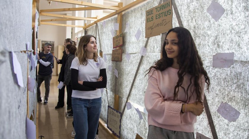 Visitants a una instal·lació artística preparada amb Irene Visa