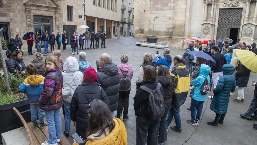 Nombrosos assistents a la lectura del Manifest tot i la pluja