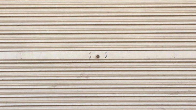 La persiana d'un comerç abaixada