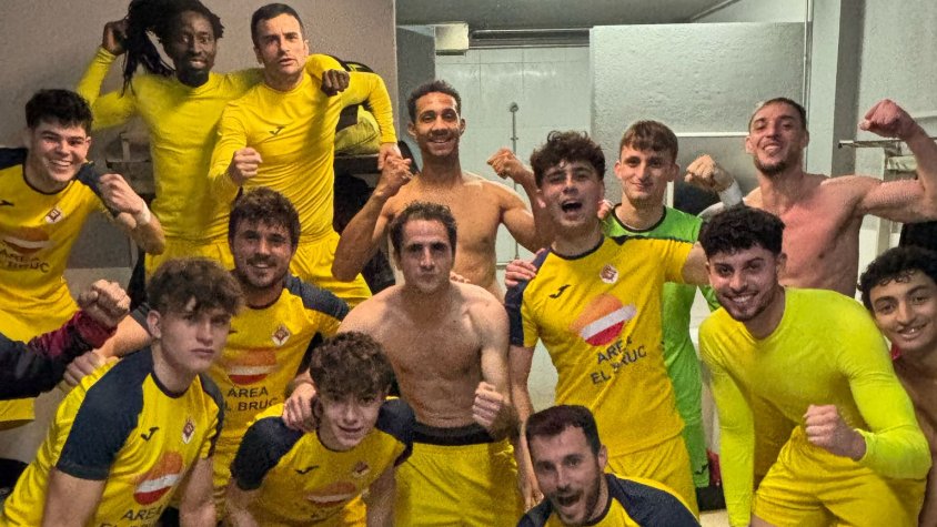 L'equip celebrant la victòria