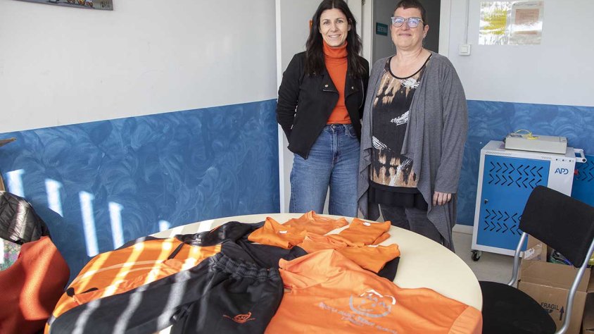 Vanesa Leiva, representant de l’AFA, i Núria Elias, directora del centre, mostrant algunes peces ja cedides