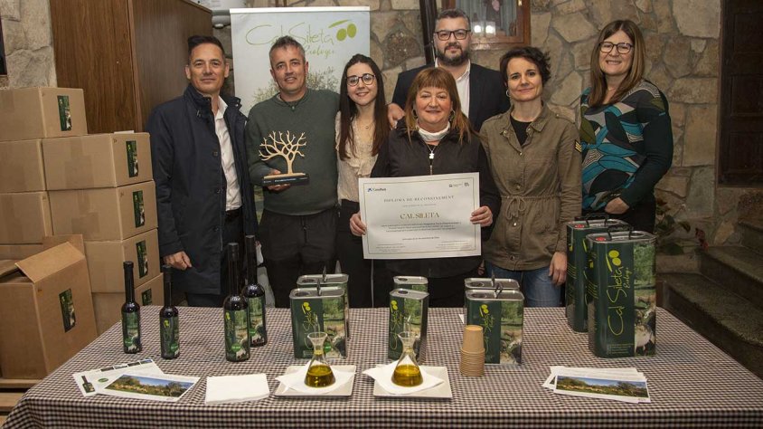 Responsables de Cal Sileta a la seua botiga de Vallbona amb representants de CaixaBank i de l’associació Leader de Ponent