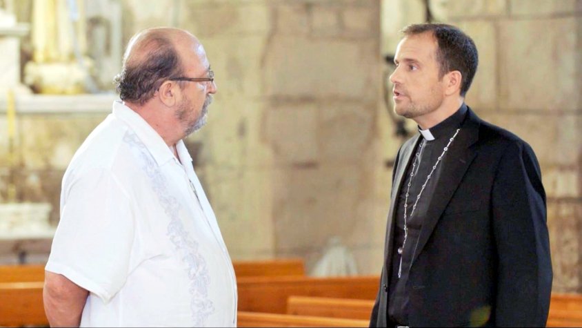 L'actor Pep Cruz, conductor del documental, i el bisbe de Solsona, Xavier Novell