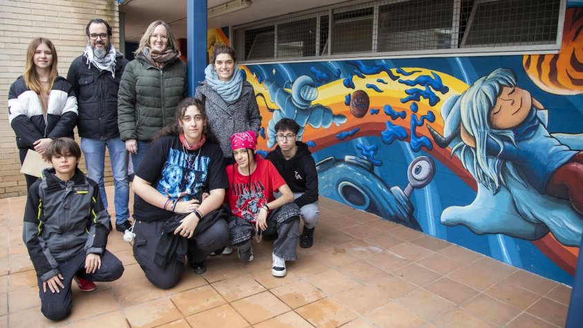 Representants dels dos centres educatius i de l'Ajuntament, al costat d'una part del mural