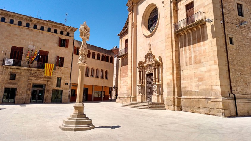 La creu de terme de la plaça Major, recentment remodelada