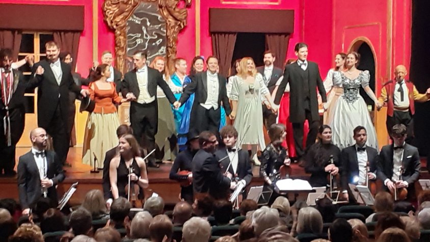Salutació final dels intèrprets de l'òpera 'La Traviata' a l'escenari de l'Ateneu