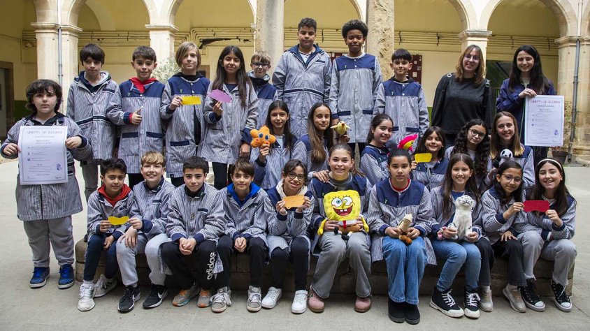L'alumnat de 6è de Primària de l'Escola Pia amb la seva tutora i l'educadora social de l'Associació d'Alzheimer