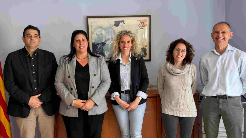 Núria Gil amb part de l'equip de govern i el regidor del PSC d'Agramunt