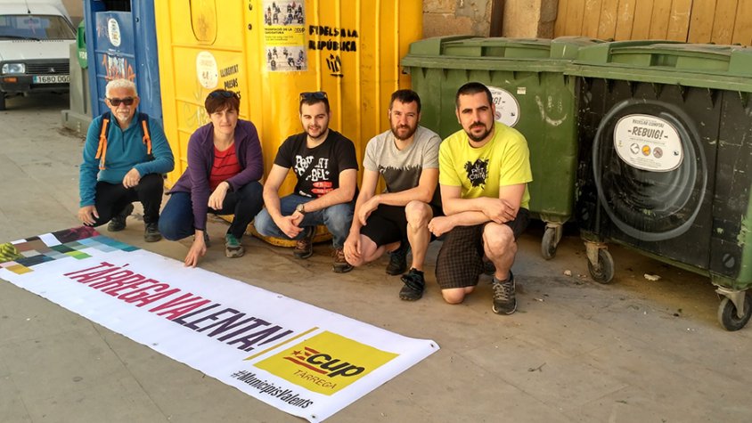 Membres de la candidatura davant una illa de contenidors