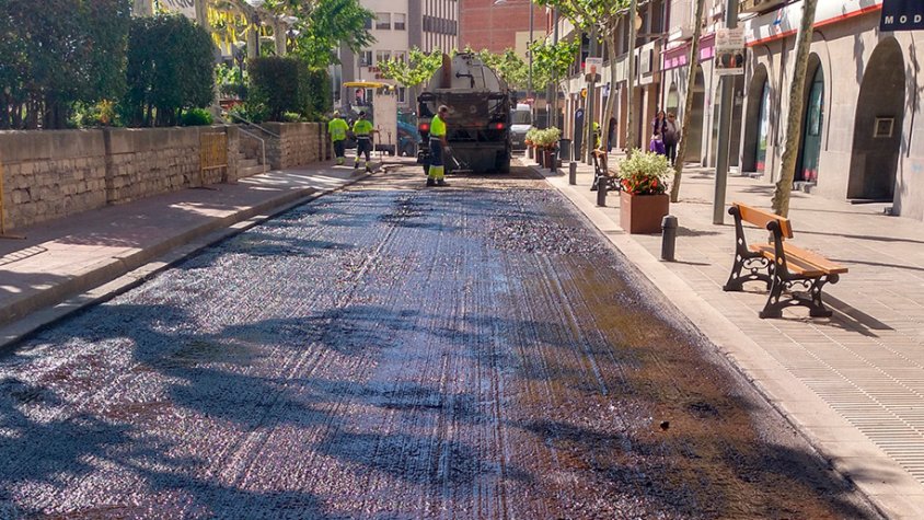 Els treballs de reasfaltat a la plaça del Carme