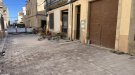 Ja és visible el nou paviment del carrer de Raimond, que compta amb panots fotocatalítics