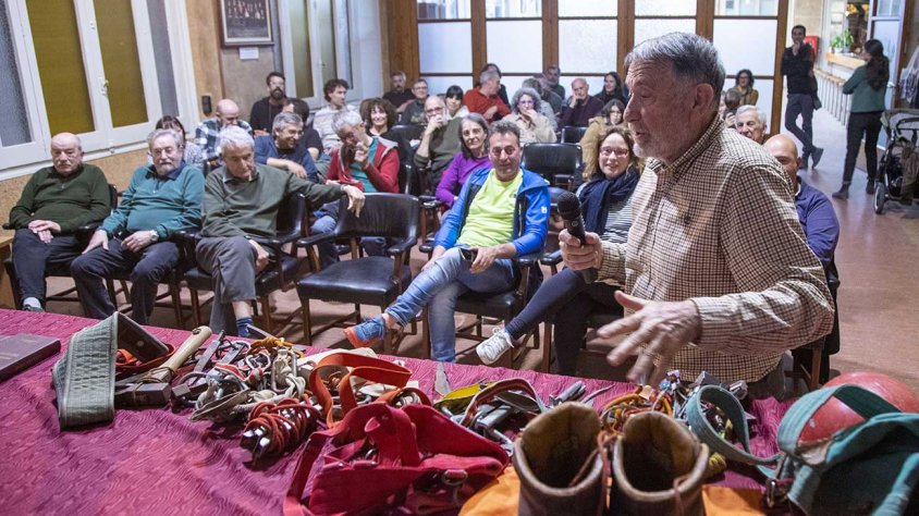 Gabriel Balcells mostra el material amb què van obrir la Via Tàrrega fa mig segle a la Roca dels Arcs al local de l’Ateneu