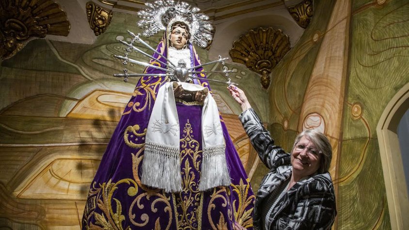 La presidenta de la Congregació, Beneta Santiveri, preparant la Verge dels Dolors divendres passat abans d’iniciar el septenari