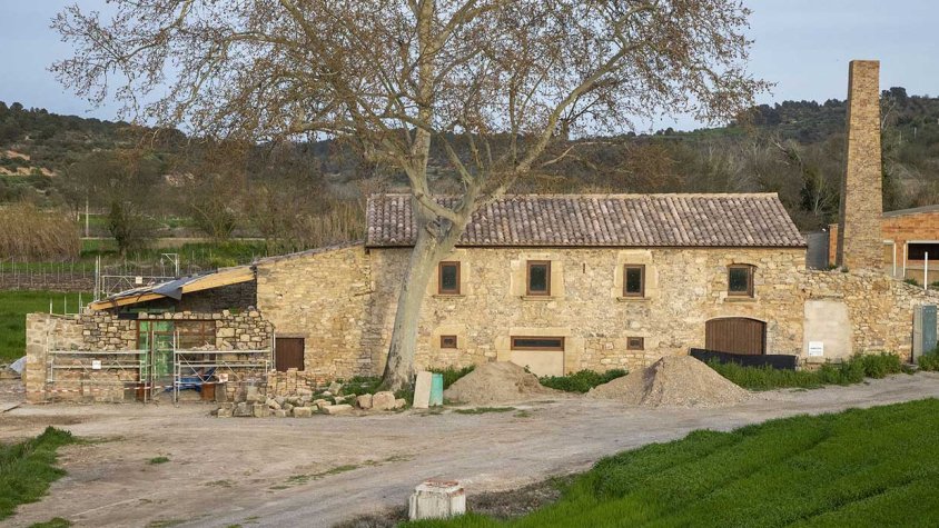 Imatge del molí i les obres de la sala annexa