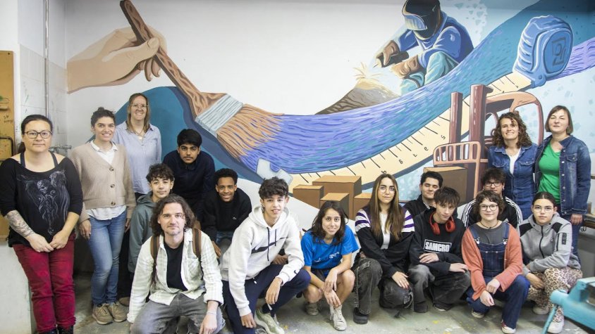 Foto de família en un dels murals del taller