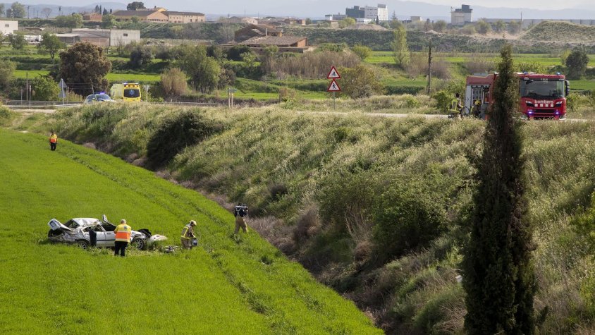 Imatge del cotxe accidentat i el desnivell pel qual va caure