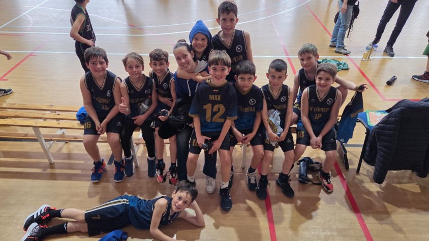 El Pre-mini Masculí celebrant la victòria